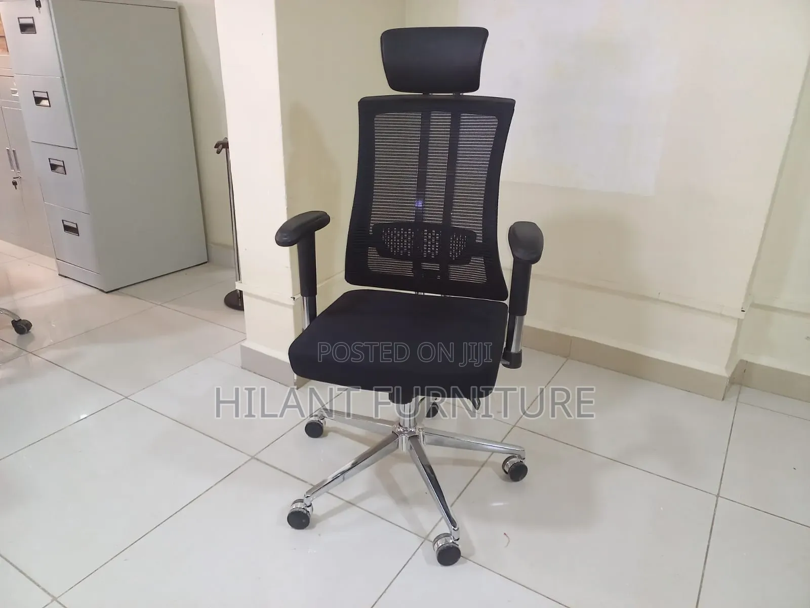 Ergonomic High-Back Mesh Office Chair With Headrest