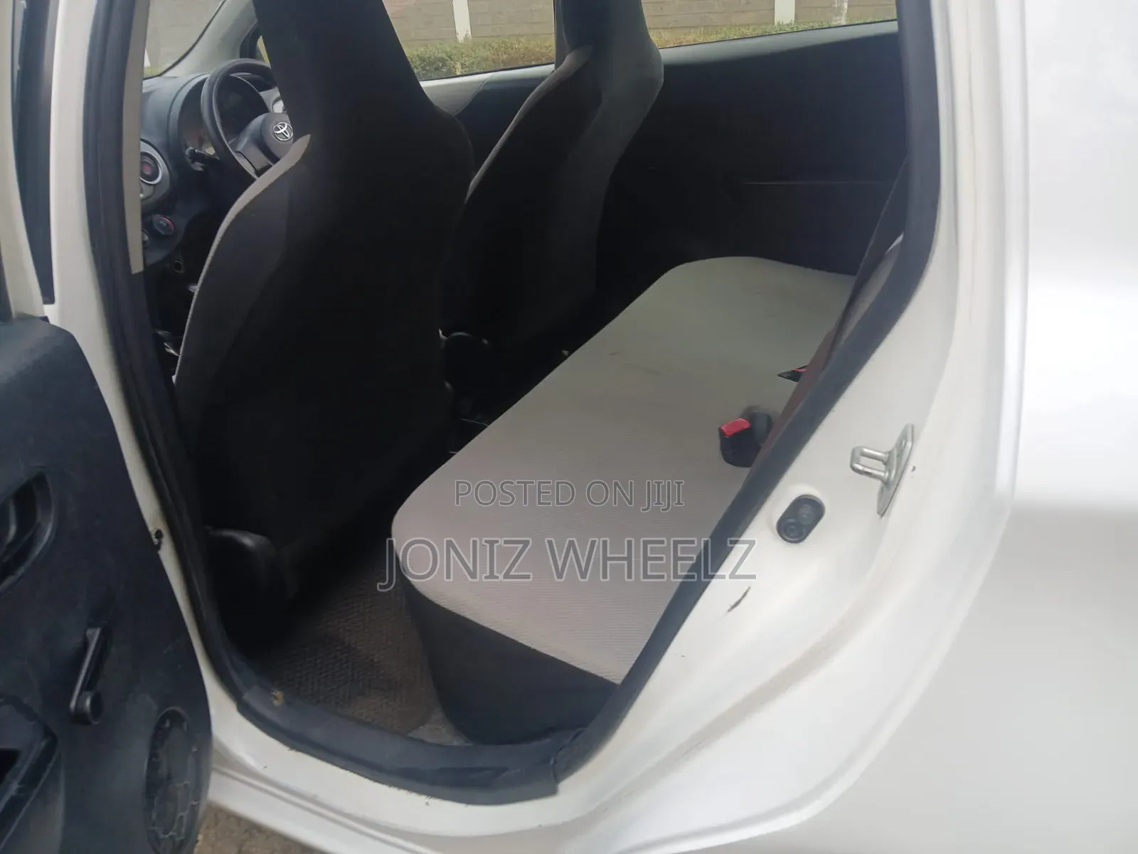 Toyota Vitz 1.0 FWD 5dr 2013 White
