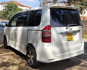 Toyota Noah 2.0 158hp FWD (8 Seater) 2012 Pearl