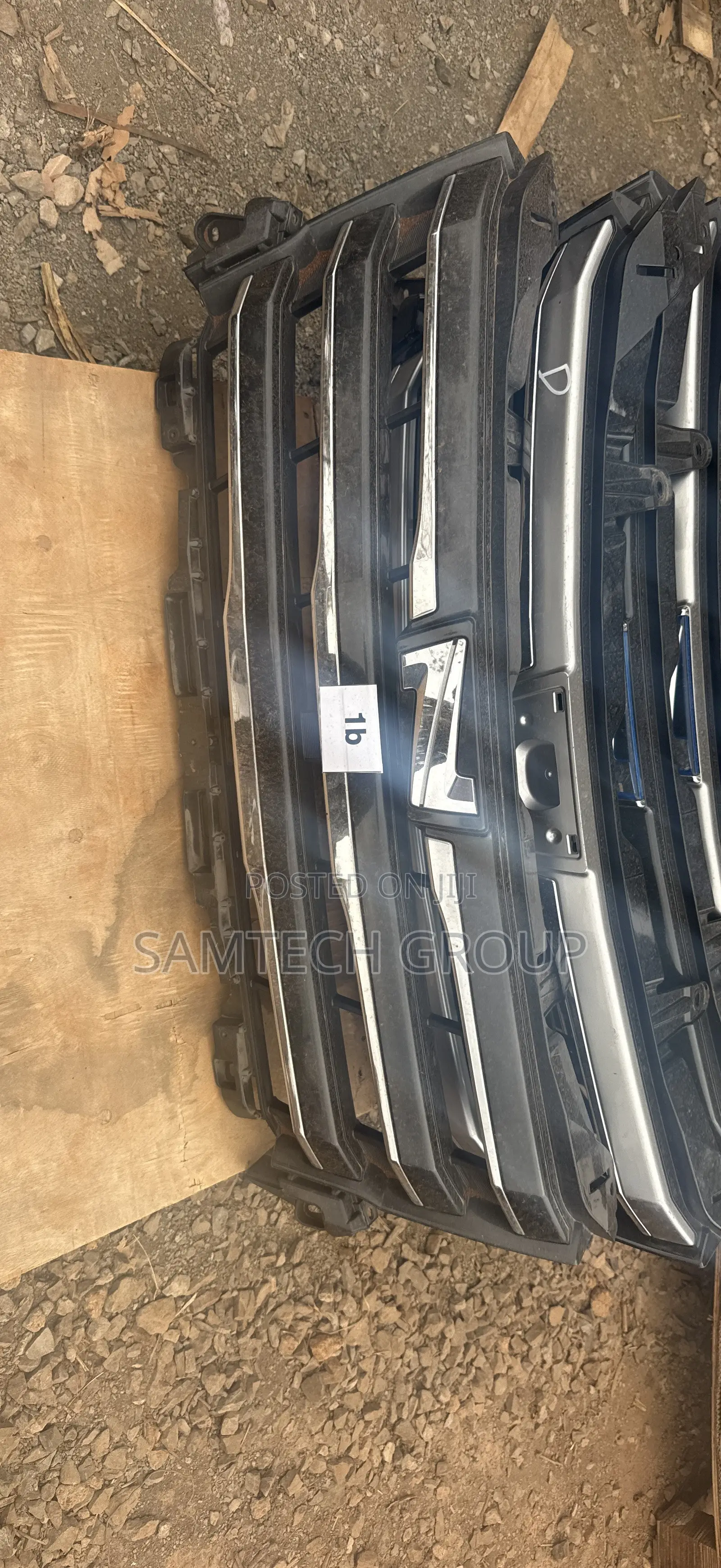 Toyota Noah 2015 Font Radiator Grill