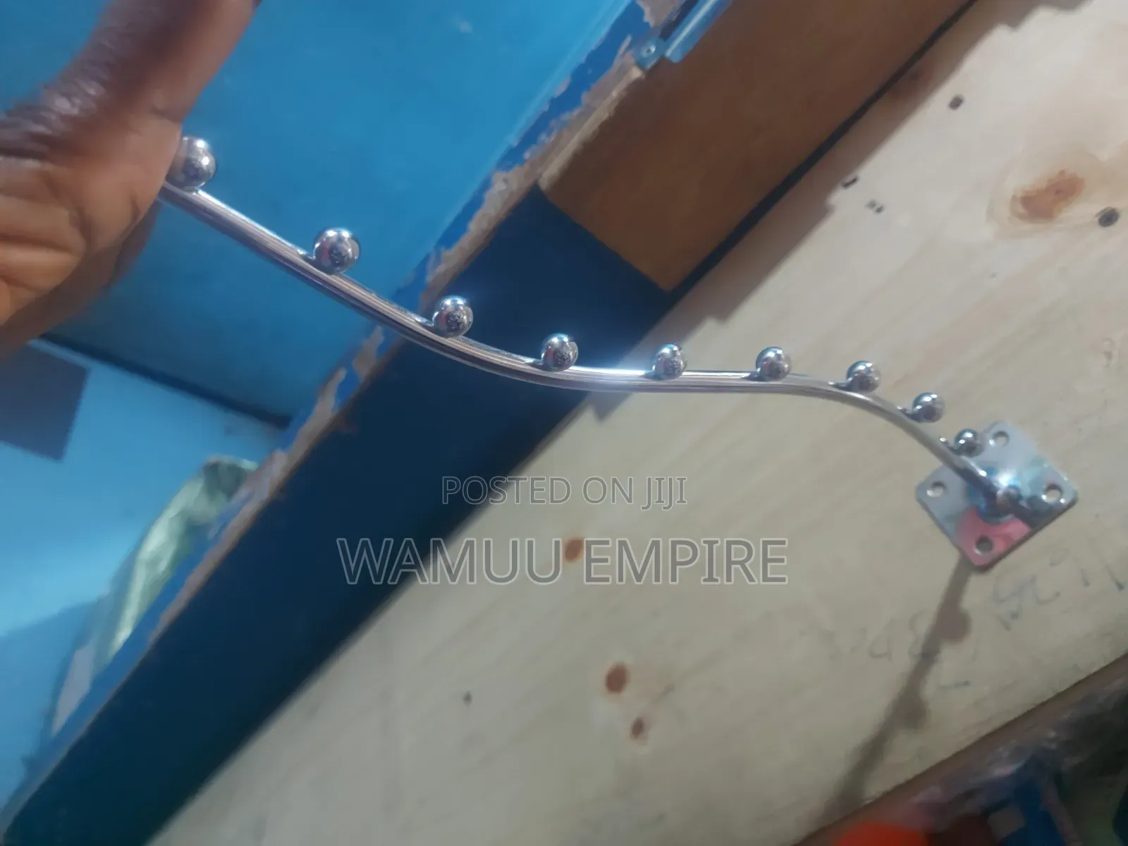 9 Balls Wall-Mounted Wavy Waterfall Display Hook