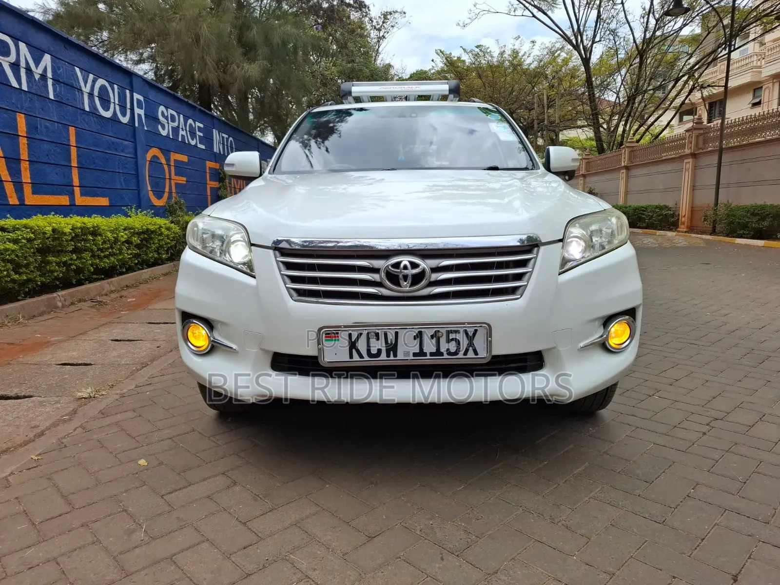 Toyota Vanguard 2012 White
