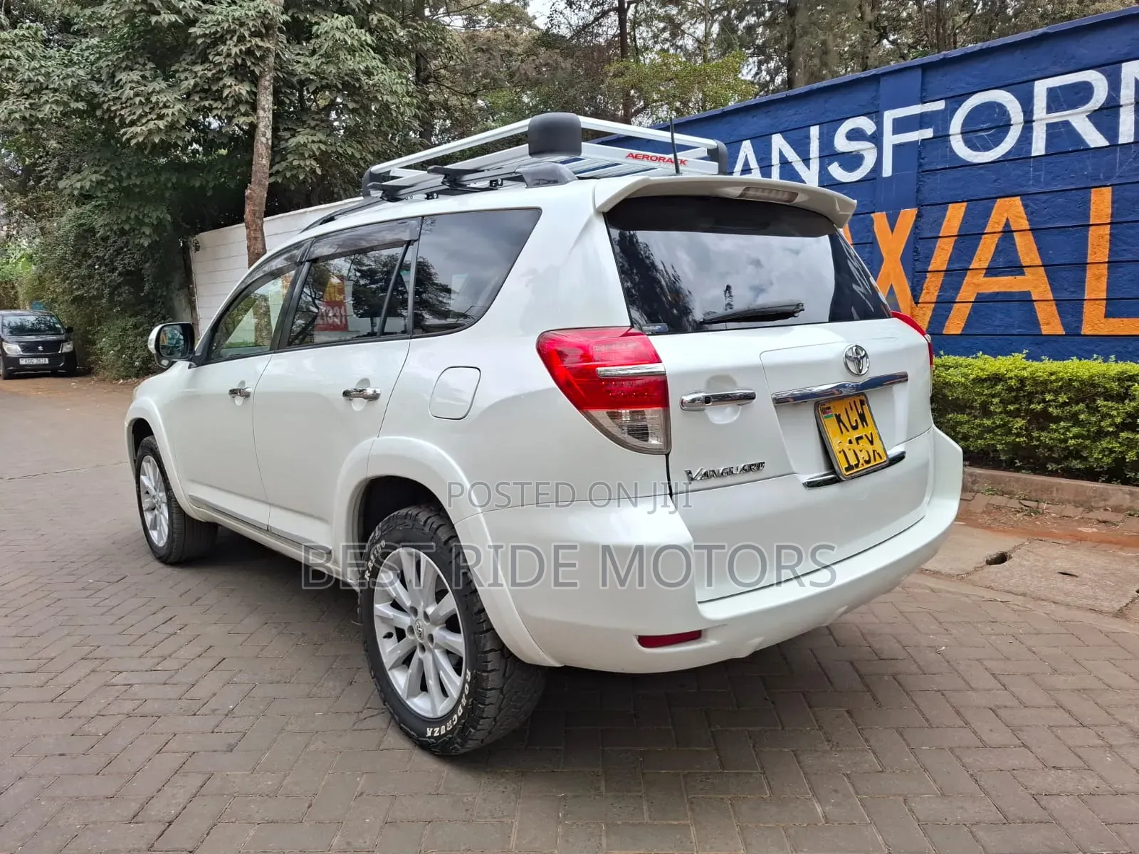 Toyota Vanguard 2012 White
