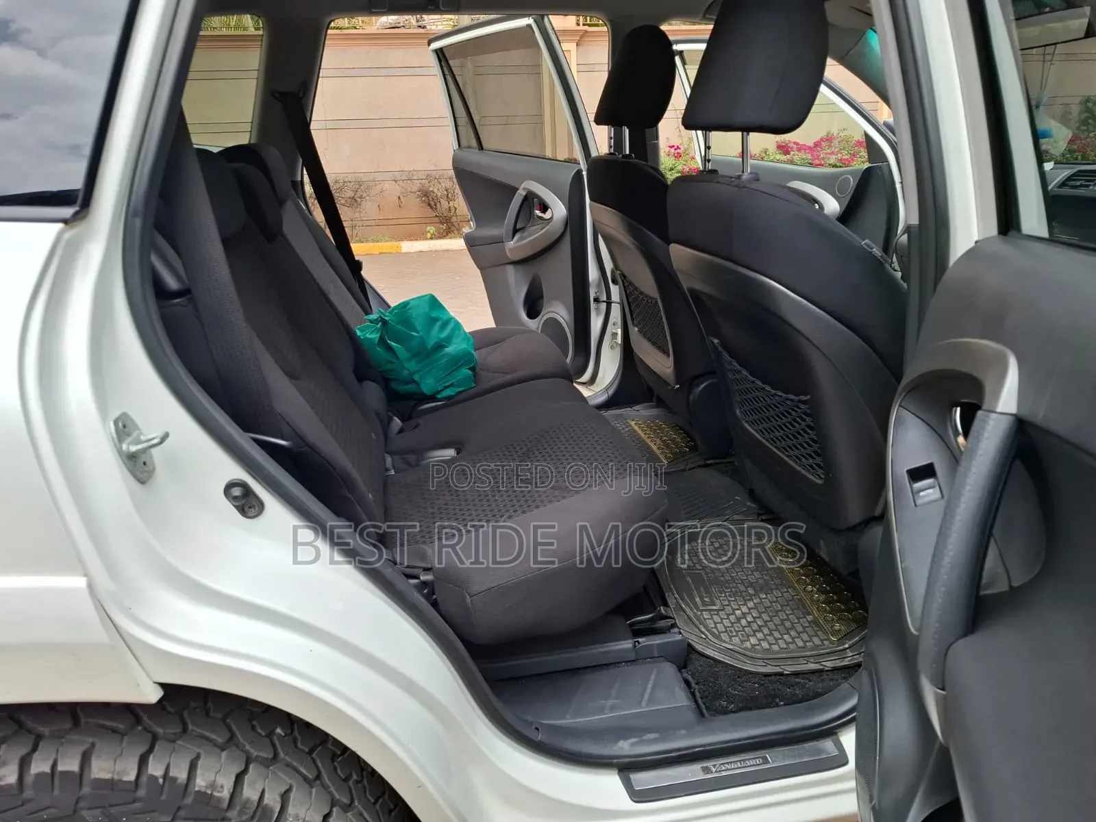 Toyota Vanguard 2012 White
