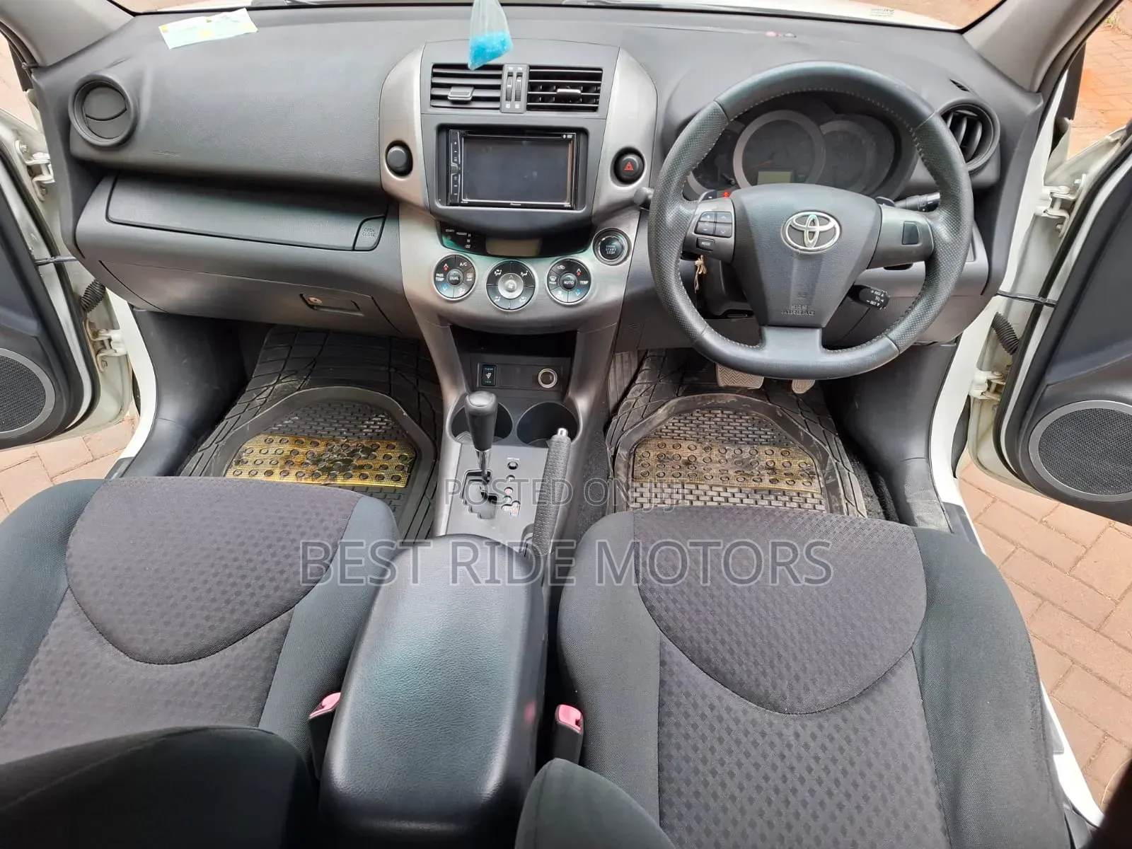 Toyota Vanguard 2012 White