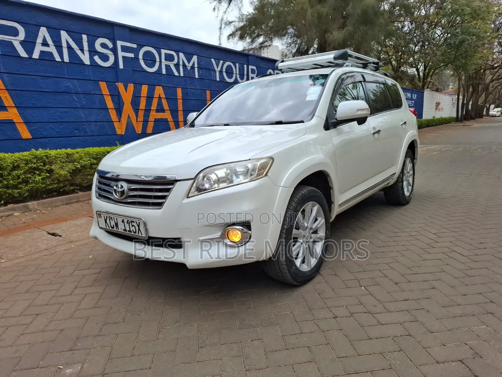 Toyota Vanguard 2012 White