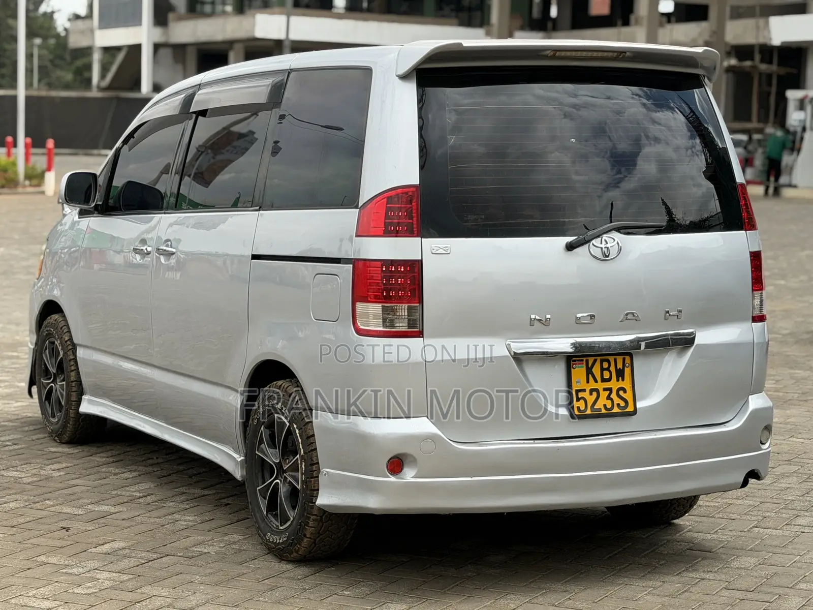 Toyota Noah 2.0 143hp FWD (7 Seater) 2007 Silver