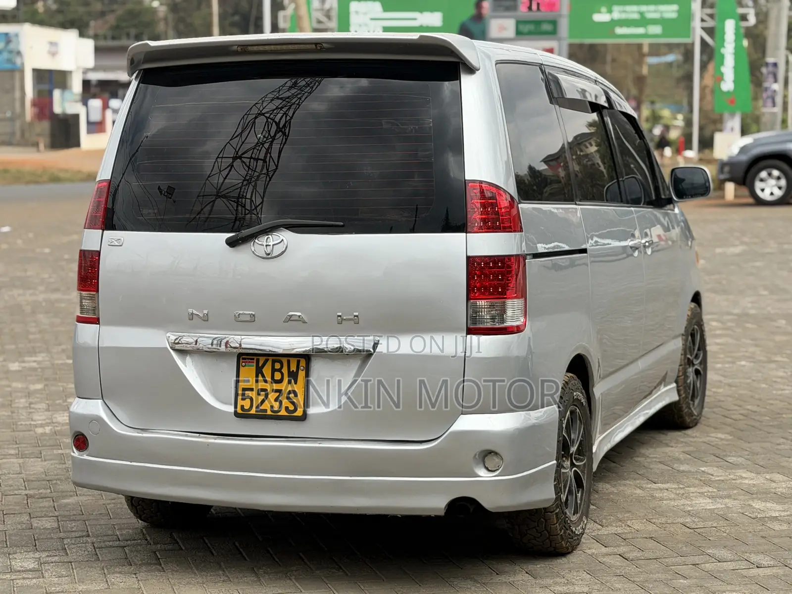 Toyota Noah 2.0 143hp FWD (7 Seater) 2007 Silver