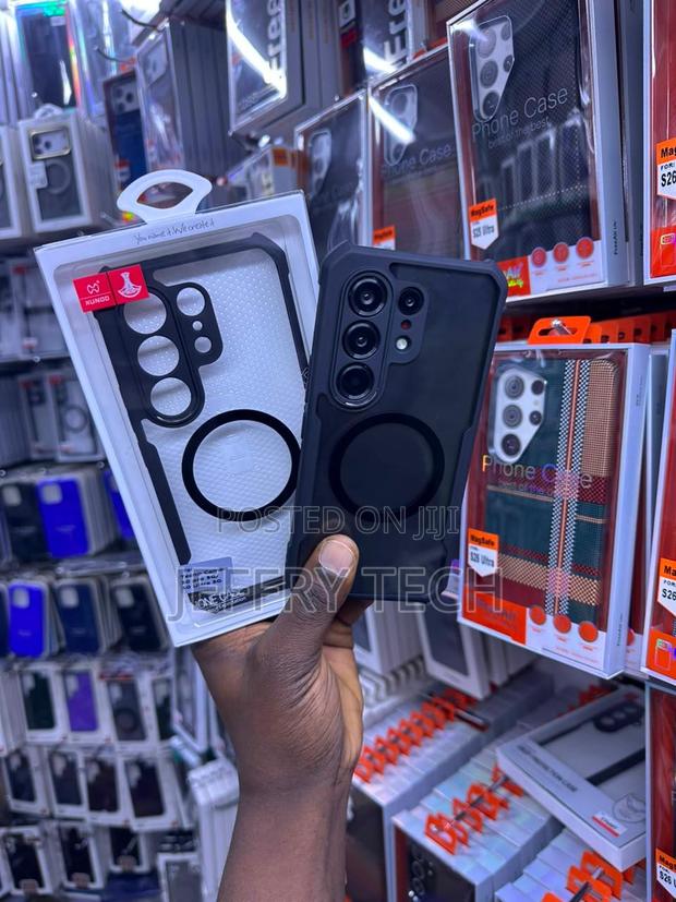 Xundo Magnetic Clear Case With a Black for the Tecno Camon 50 Pro