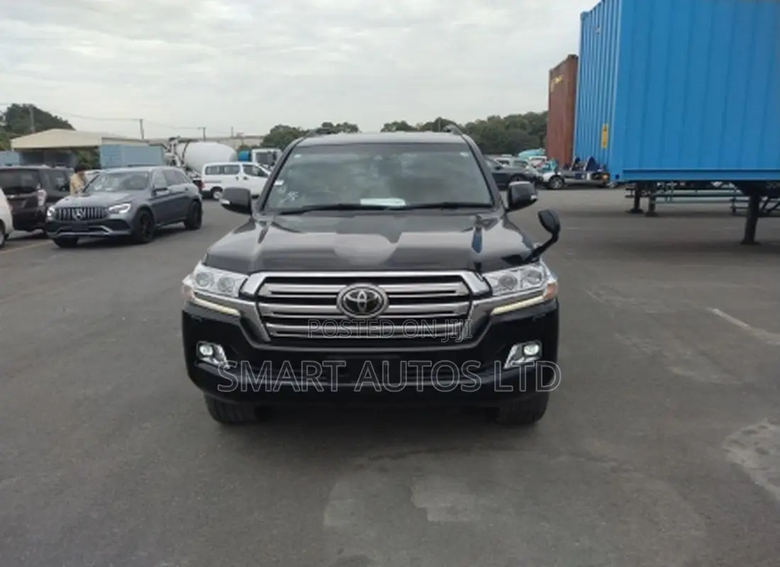 Toyota Land Cruiser 4.6 V8 AX 2018 Black