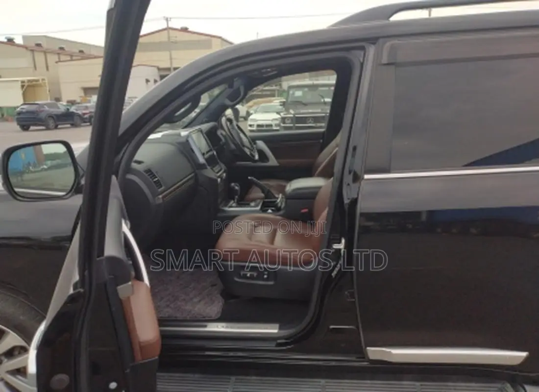 Toyota Land Cruiser 4.6 V8 AX 2018 Black