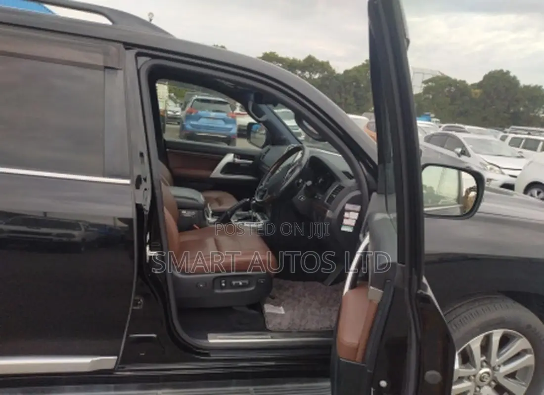 Toyota Land Cruiser 4.6 V8 AX 2018 Black