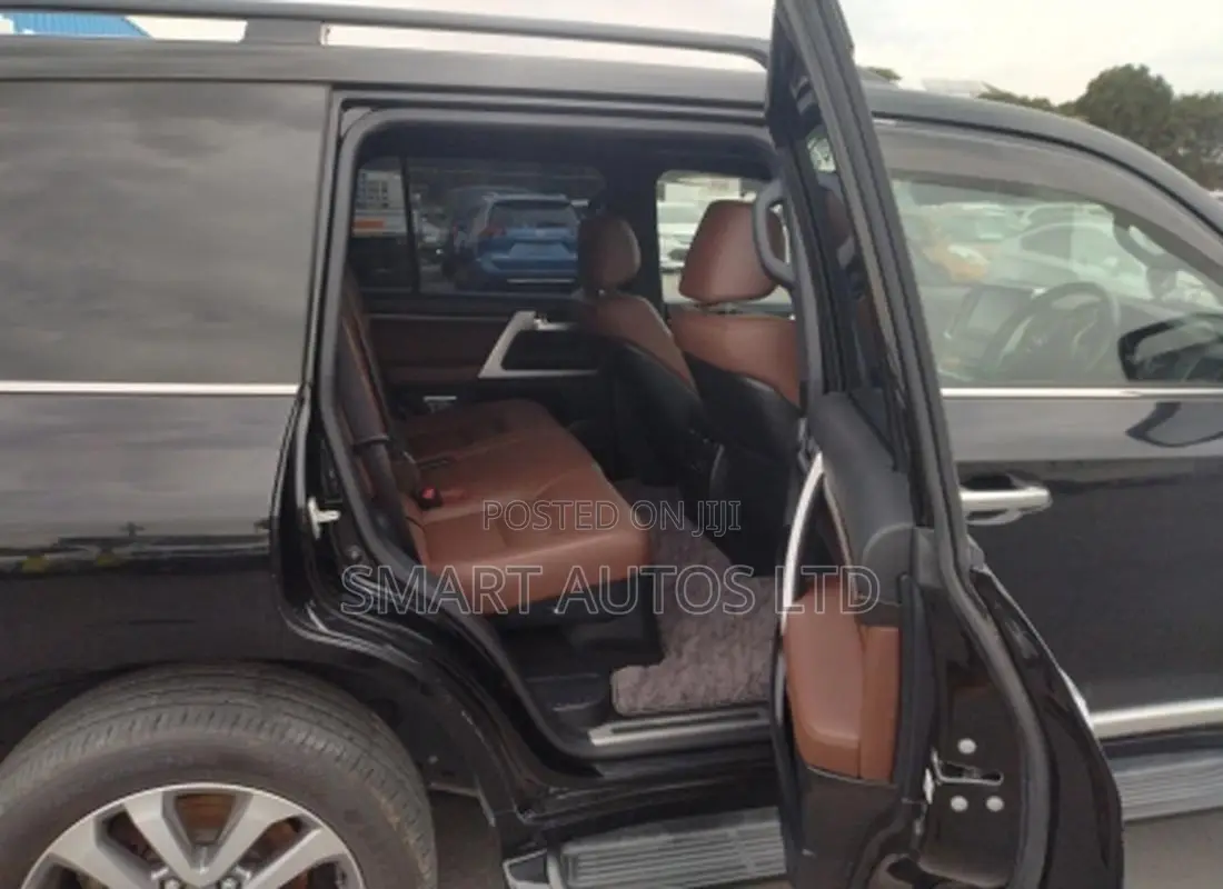 Toyota Land Cruiser 4.6 V8 AX 2018 Black