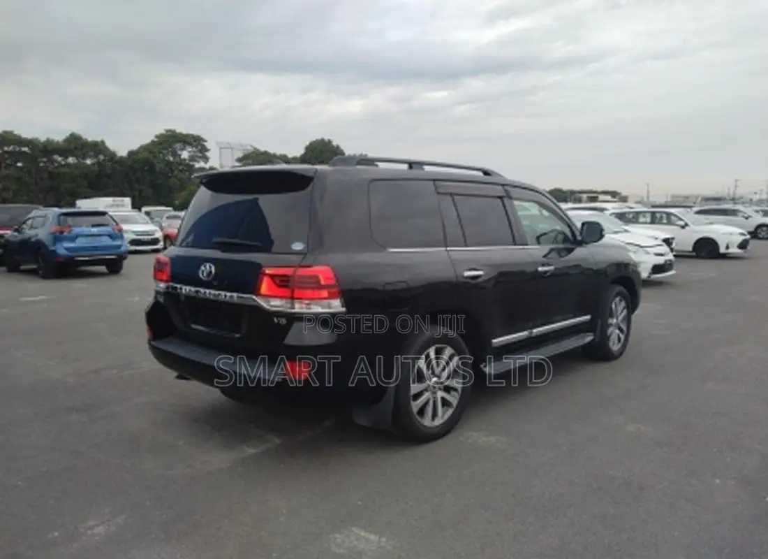 Toyota Land Cruiser 4.6 V8 AX 2018 Black