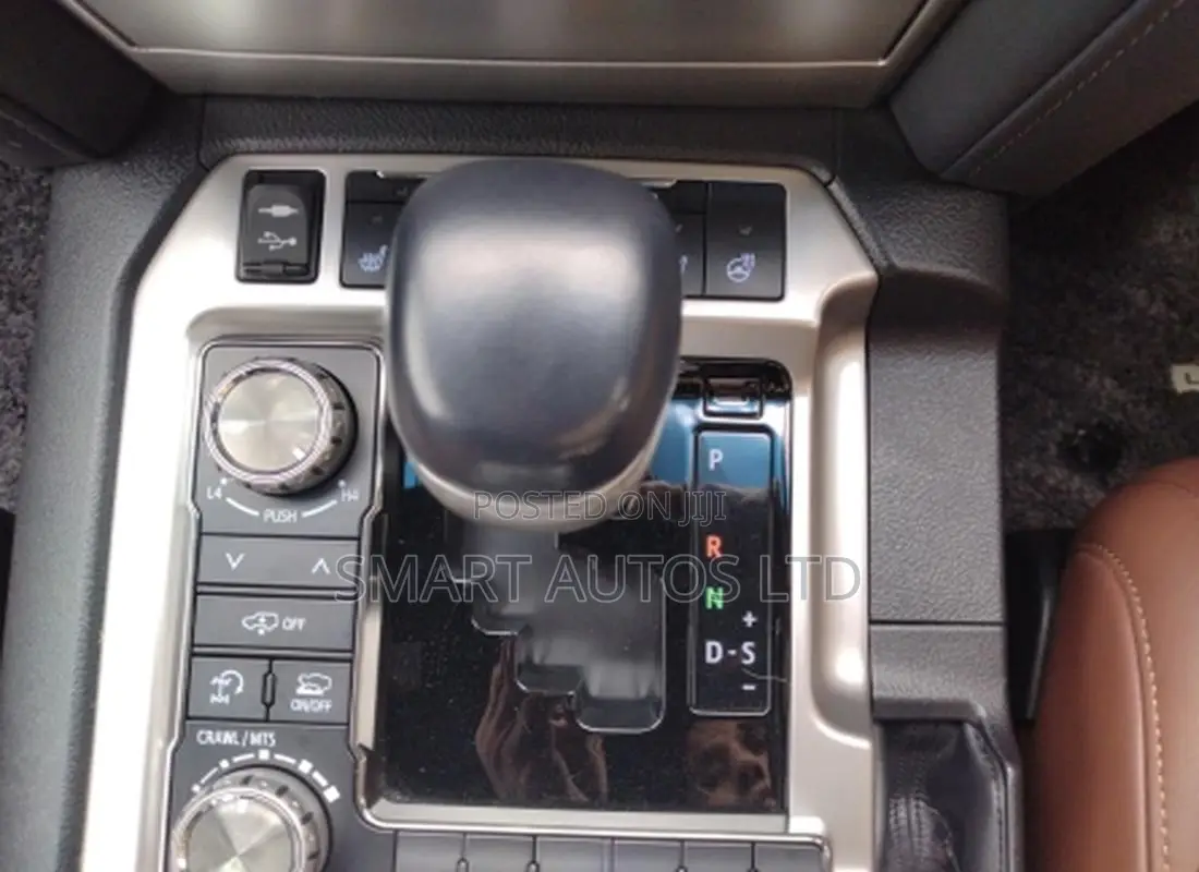 Toyota Land Cruiser 4.6 V8 AX 2018 Black