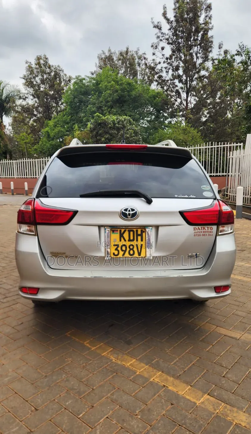 Toyota Corolla Fielder 2017 Silver
