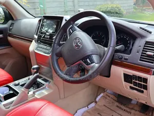 Toyota Land Cruiser 4.6 V8 ZX 2018 Gold