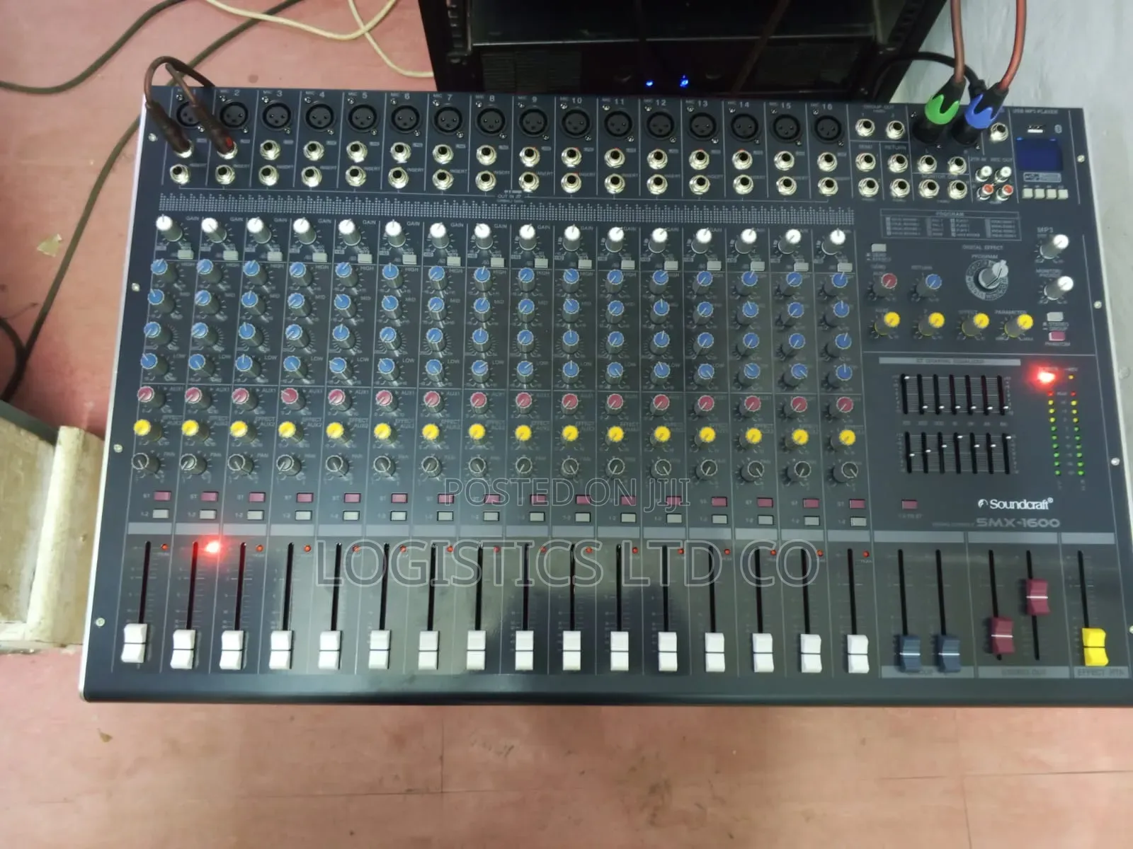 Soundcraft SMX-1600 Professional 16-Channel Audio Mixer With Effects