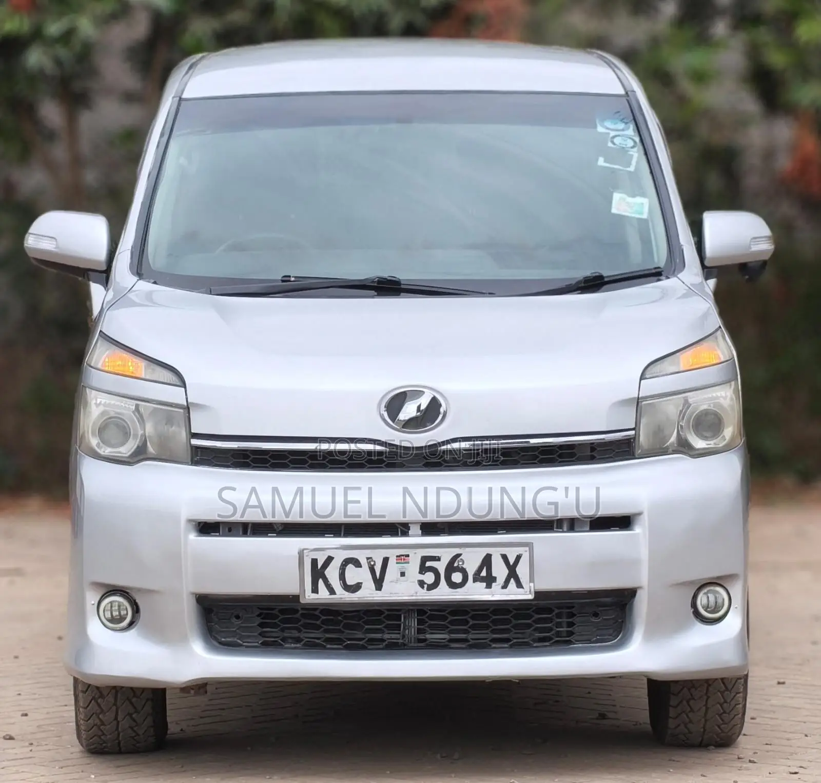 Toyota Voxy 2011 Silver