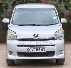Toyota Voxy 2011 Silver