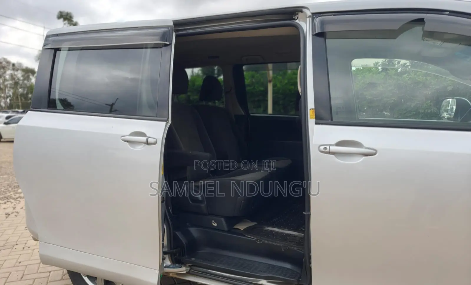 Toyota Voxy 2011 Silver