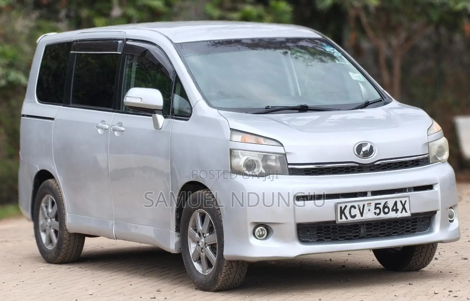Toyota Voxy 2011 Silver