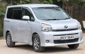 Toyota Voxy 2011 Silver