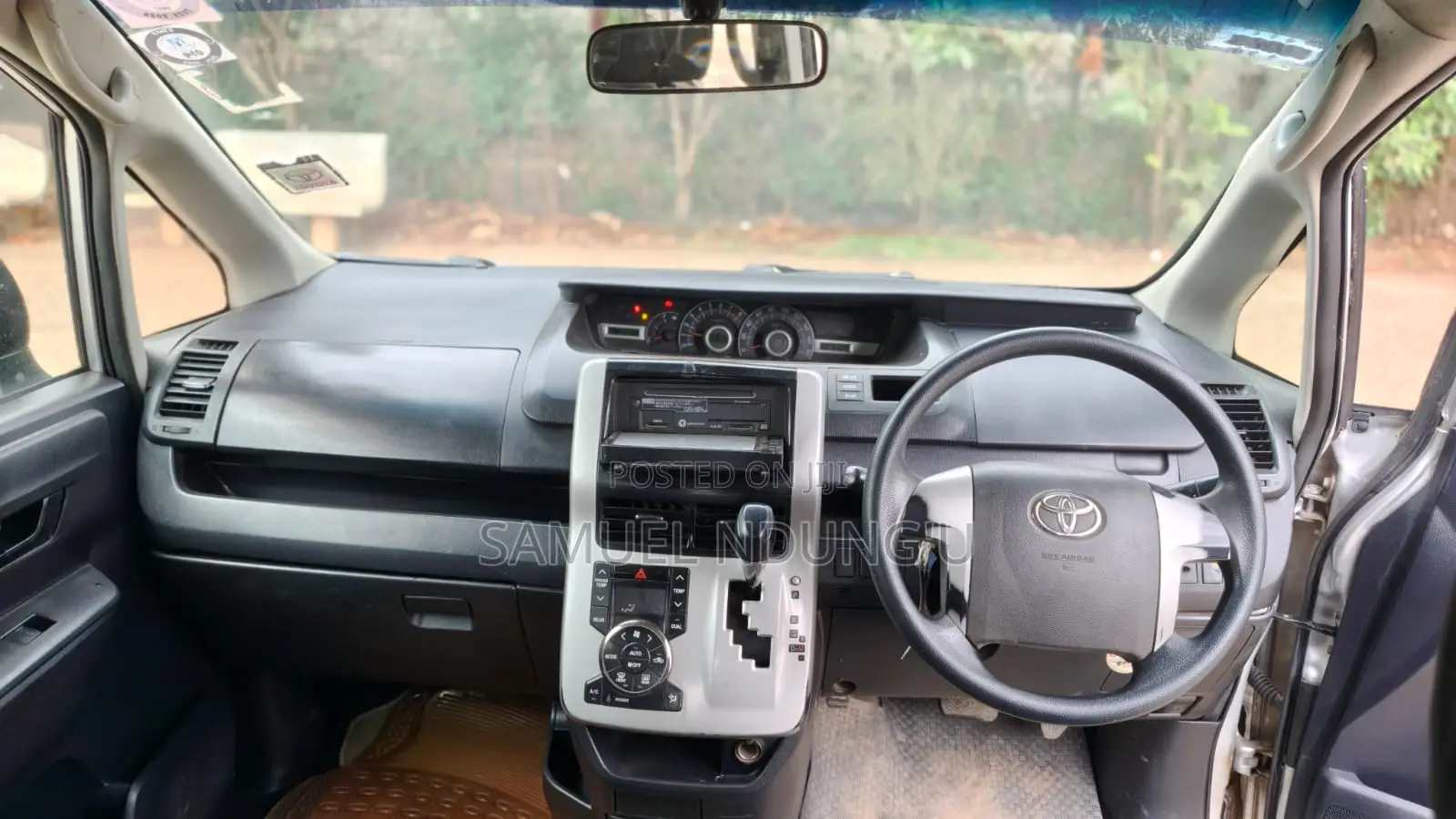 Toyota Voxy 2011 Silver