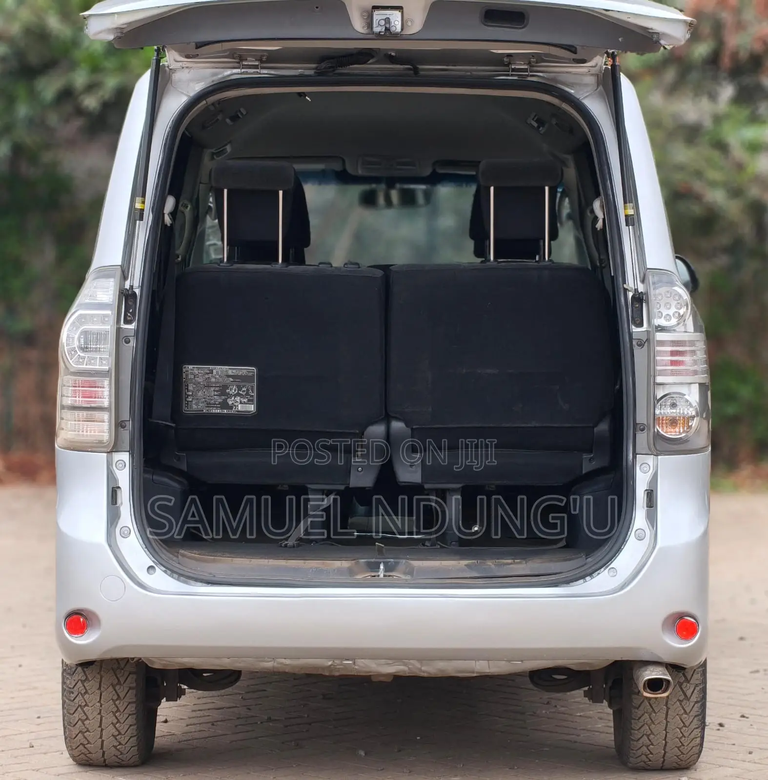 Toyota Voxy 2011 Silver