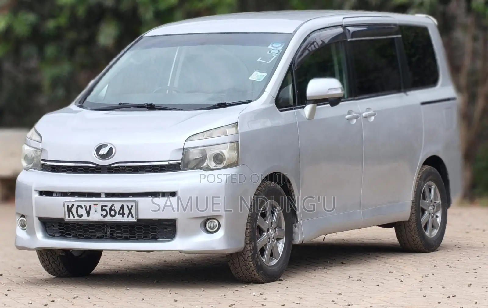 Toyota Voxy 2011 Silver
