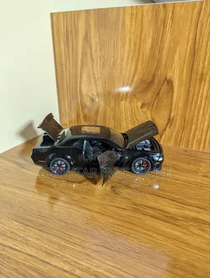1:24 Scale Dodge Challenger SRT Hellcat Die Cast Car With Pull Effects