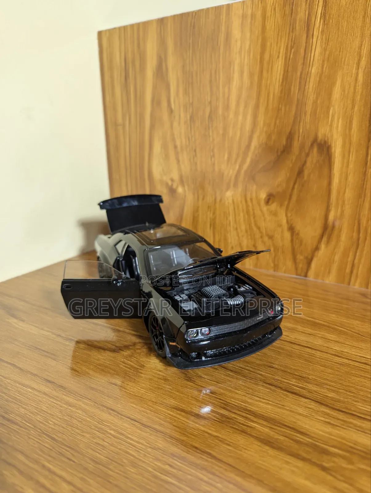 1:24 Scale Dodge Challenger SRT Hellcat Die Cast Car With Pull Effects