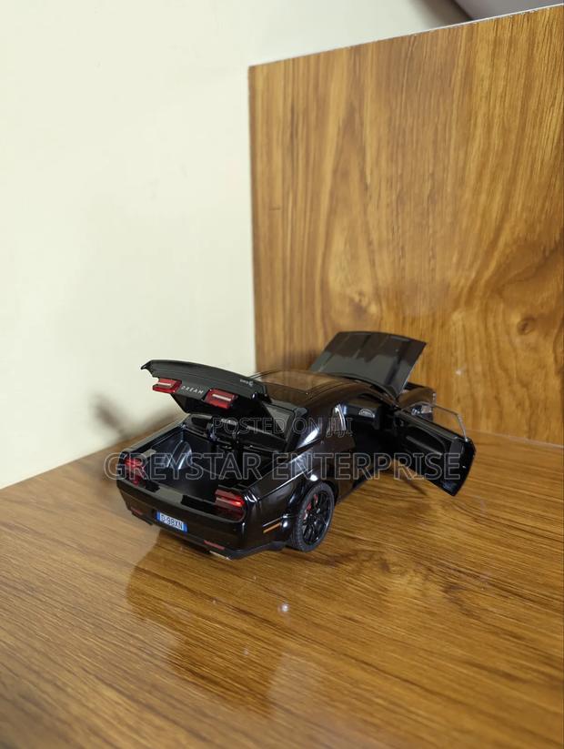 1:24 Scale Dodge Challenger SRT Hellcat Die Cast Car With Pull Effects - thumbnail 3