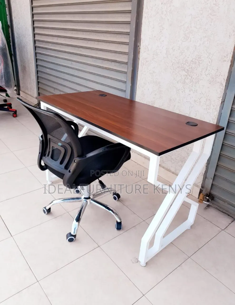 L-Shaped Legs Table With Chairs