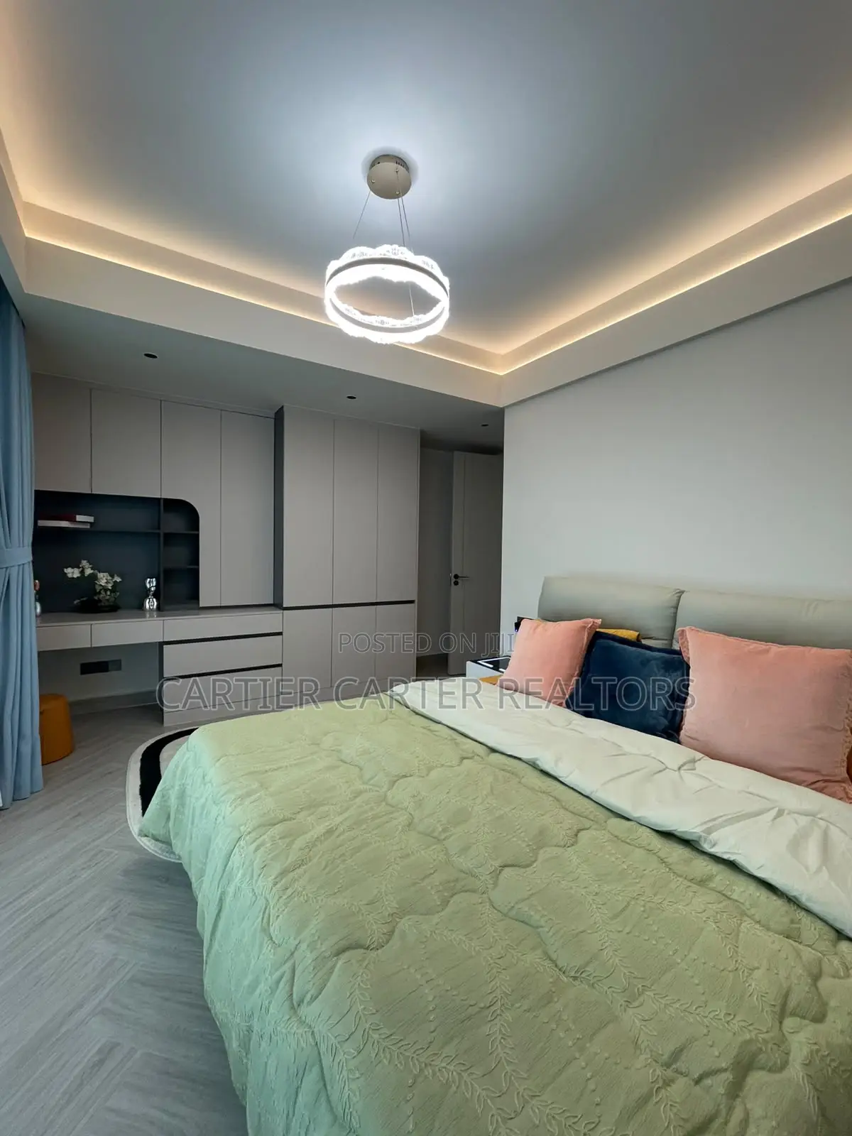 1bdrm Apartment in Gateway Mall Area for sale