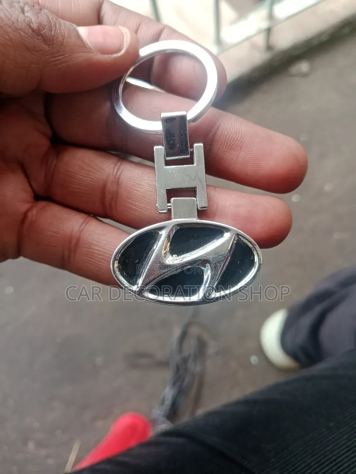 Silver Toned Metal Hyundai Keychain With Black Oval Inlay