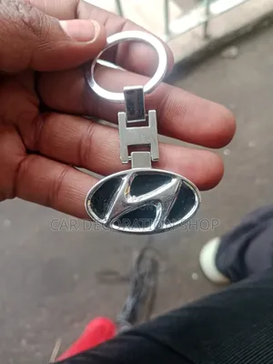 Silver Toned Metal Hyundai Keychain With Black Oval Inlay