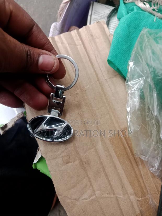 Silver Toned Metal Hyundai Keychain With Black Oval Inlay - thumbnail 2