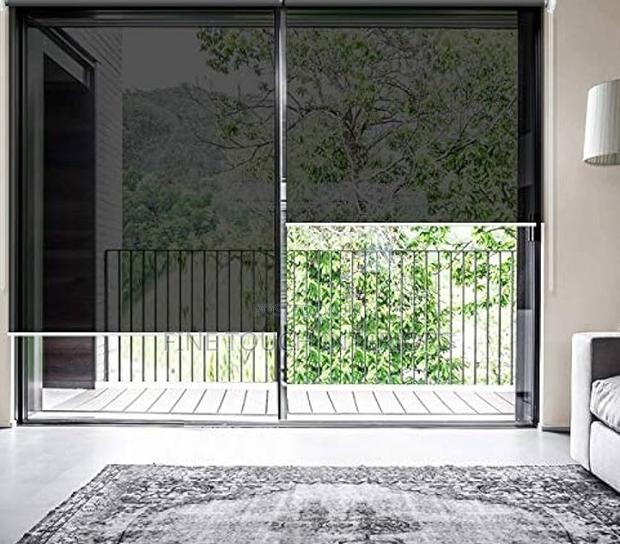 Sunscreen Roller Blinds for Corporate Rooms - thumbnail 2