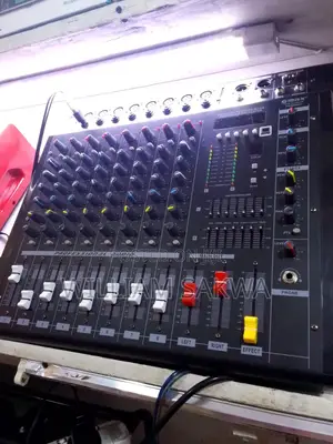 MAX 8 Channel Powered Mixer