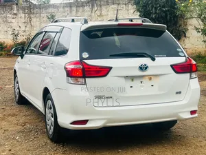 Toyota Corolla Fielder 1.5 Hybrid FWD 2019 White