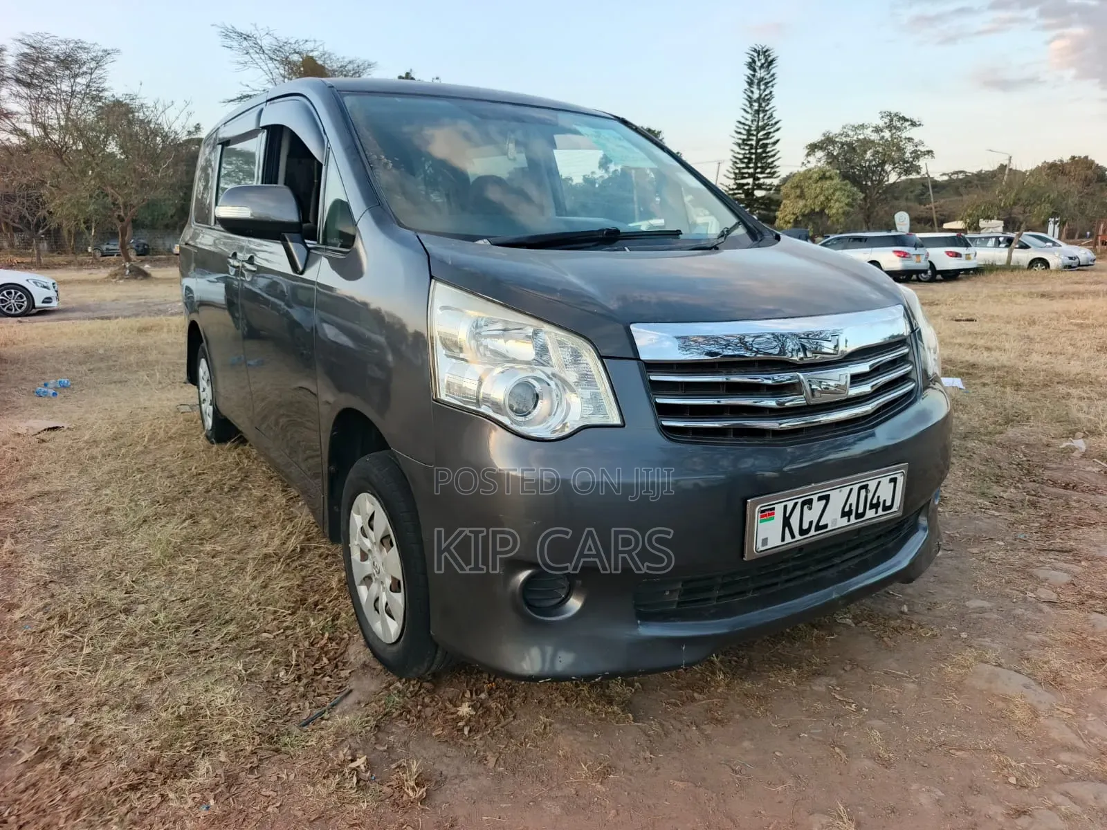 Toyota Noah 2.0 143hp AWD (8 Seater) 2013 Gray