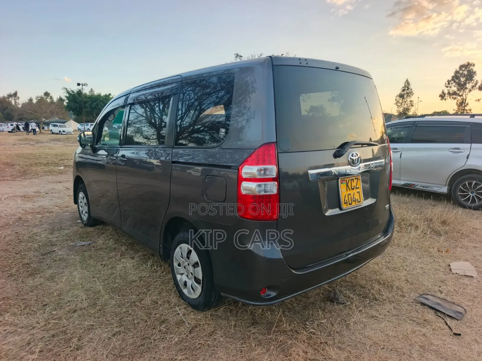 Toyota Noah 2.0 143hp AWD (8 Seater) 2013 Gray