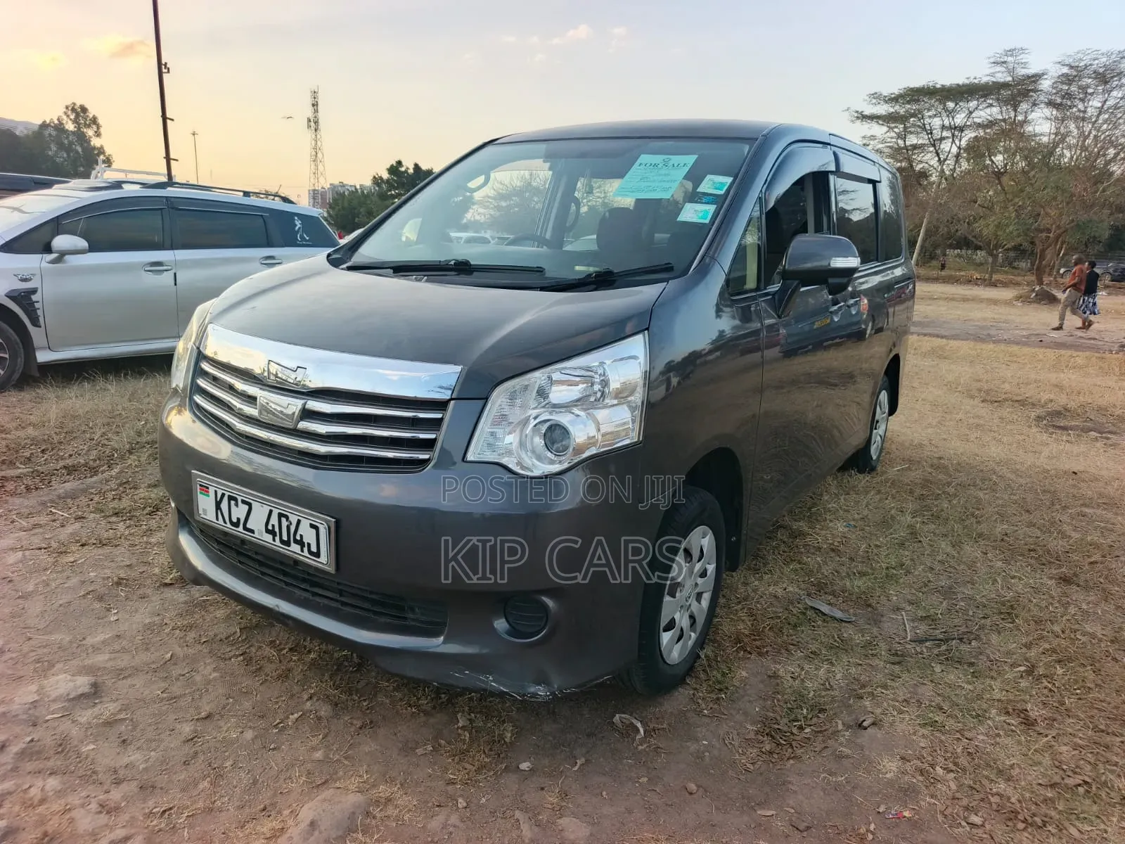 Toyota Noah 2.0 143hp AWD (8 Seater) 2013 Gray