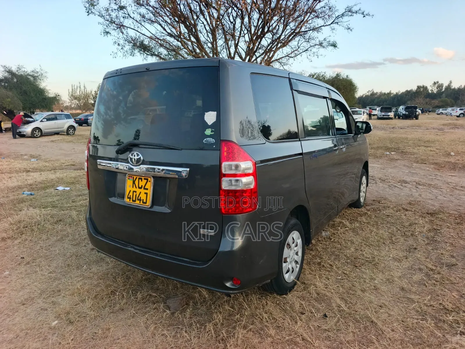 Toyota Noah 2.0 143hp AWD (8 Seater) 2013 Gray