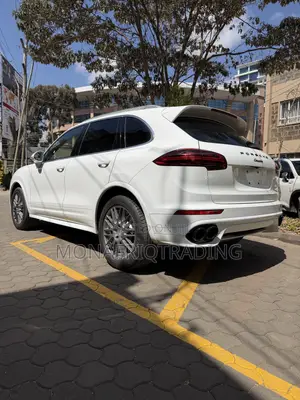 Porsche Cayenne Base AWD 2016 White