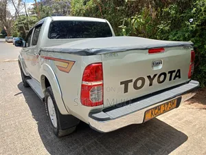 Toyota Hilux 2010 Brown