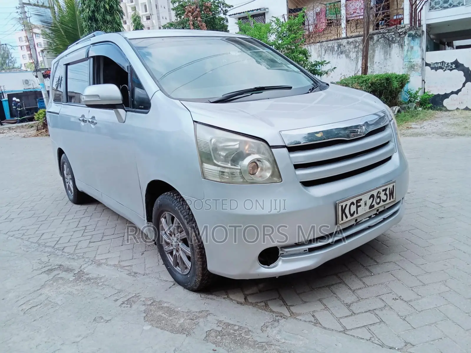 Toyota Noah 2009 Silver