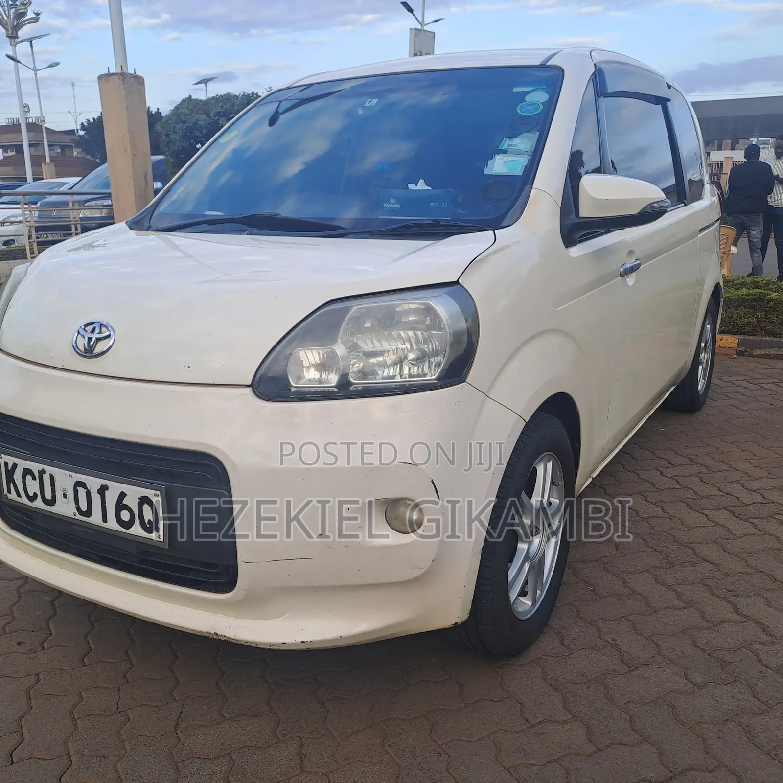Toyota Porte 2012 Beige