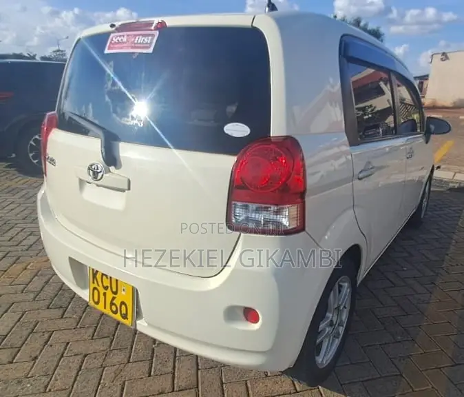 Toyota Porte 2012 Beige